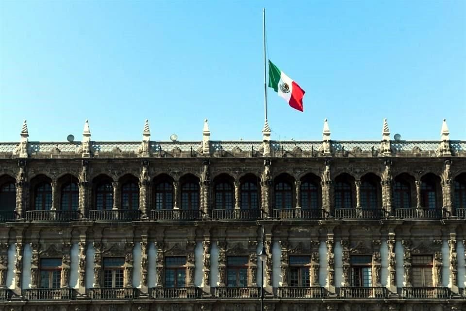 En señal de luto por las víctimas del suceso registrado en la Línea 12 del Metro, esta mañana se iza la bandera a media asta en el Zócalo.