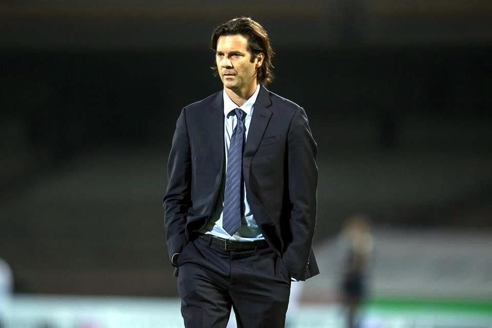 Solari y el América han batallado con el arbitraje en esta temporada.