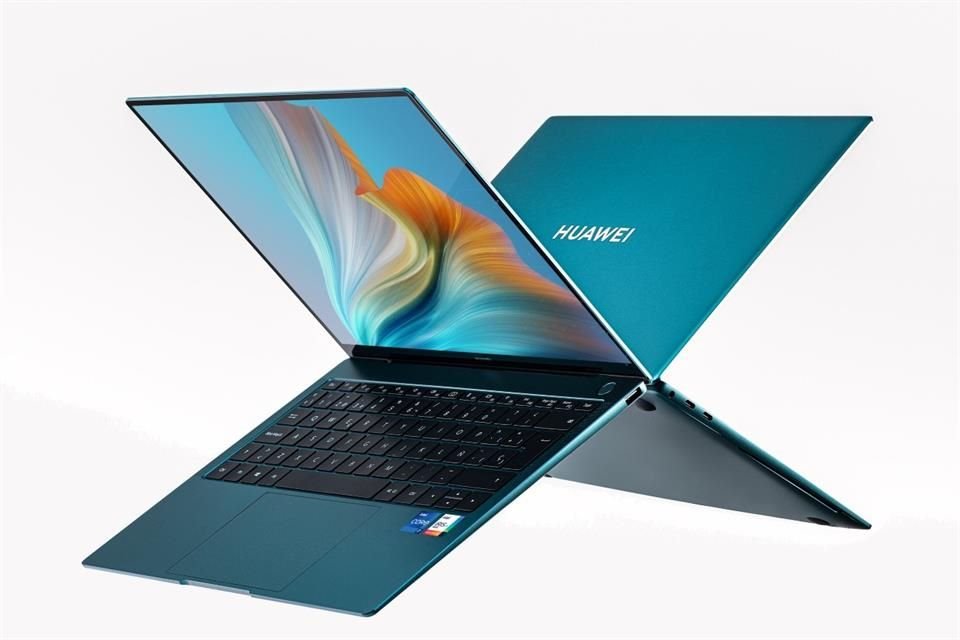 La laptop cuenta con configuraciones de 512GB o 1TB de almacenamiento SSD, aunque todas las versiones incluyen 16GB de RAM.