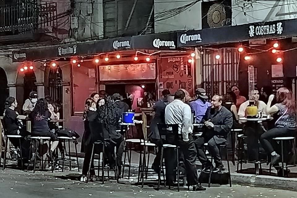 Sin respetar la sana distancia, ni los espacios para peatones, algunos restaurantes de la CDMX operan rompiendo reglas impuestas para su regreso por el Covid.