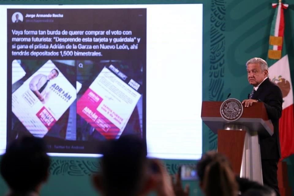 En la conferencia del 5 de mayo, el Presidente reprochó al INE por no pronunciarse en contra de una tarjeta de apoyo que supuestamente se encuentra repartiendo Adrián de la Garza.