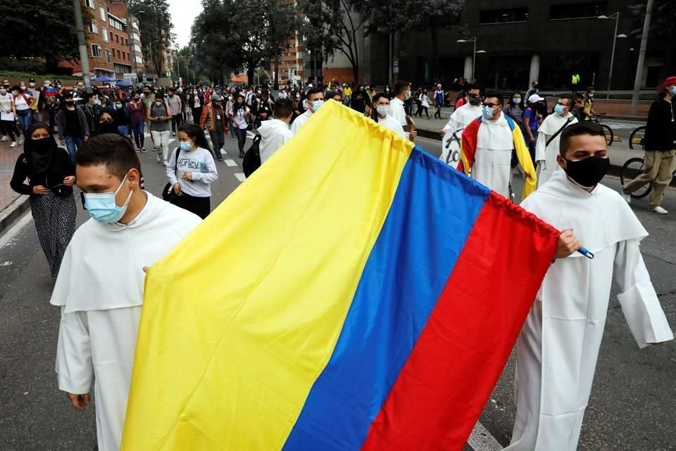 Frailes Dominicos se sumaronn a los manifestantes durante las movilizaciones del martes en Bogotá, Colombia.