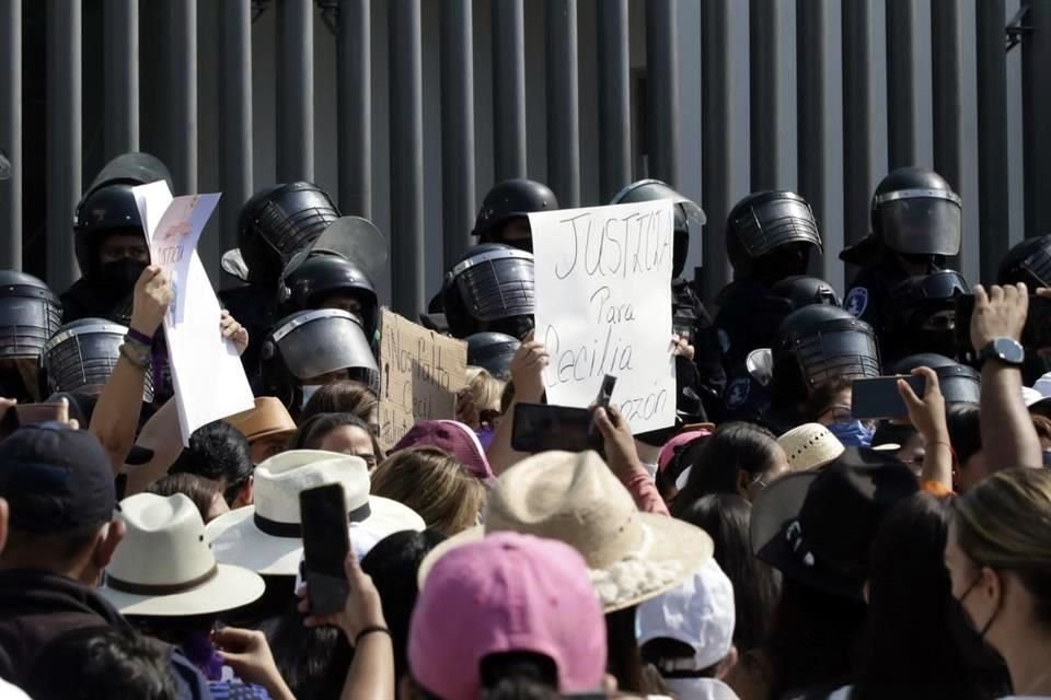 Policías con equipo antimotín rodearon las instalaciones de la FGE de Puebla previo a la protesta por el asesinato de Monzón.