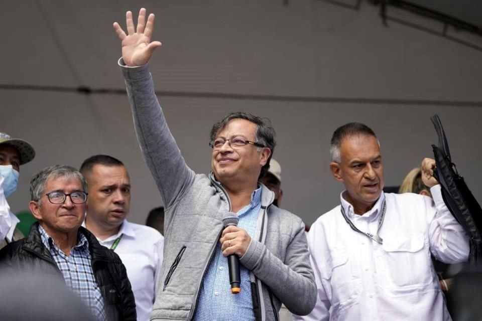 Gustavo Petro saluda durante su cierre de campaña este domingo.