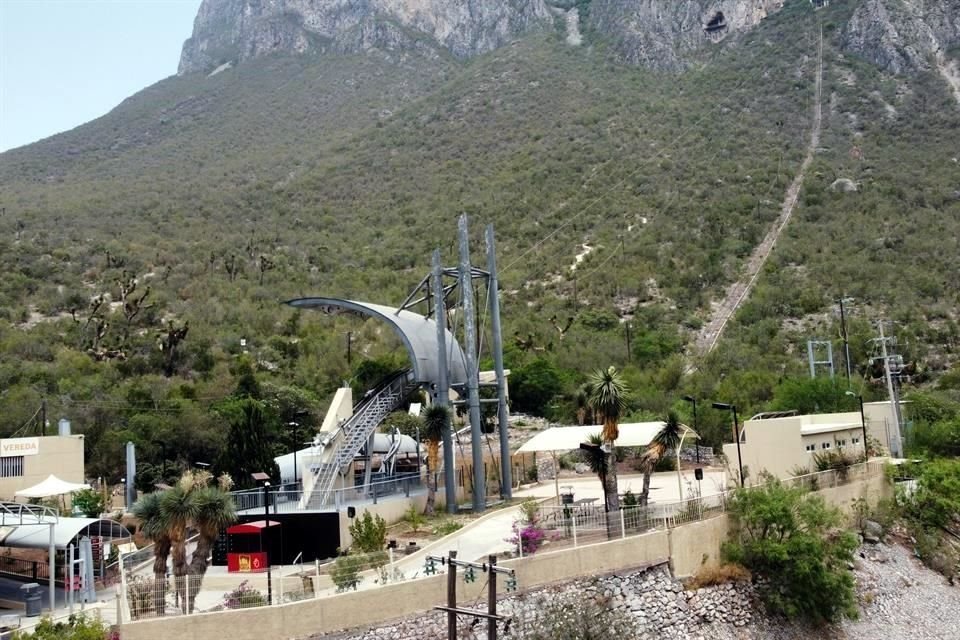 Los visitantes deben caminar por una brecha de 1.5 kilómetros de largo en la sierra para poder entrar al paseo turístico.