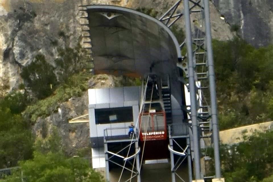 Los visitantes deben caminar por una brecha de 1.5 kilómetros de largo en la sierra para poder entrar al paseo turístico.