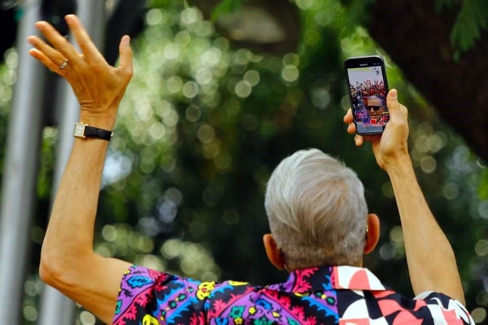 Jeff Goldblum y otros actores de 'Jurassic World: Dominio' promovieron la cinta en un turibús de la CDMX, en el Ángel de la Independencia. En foto, Jeff Goldblum se toma una selfie con sus fans.