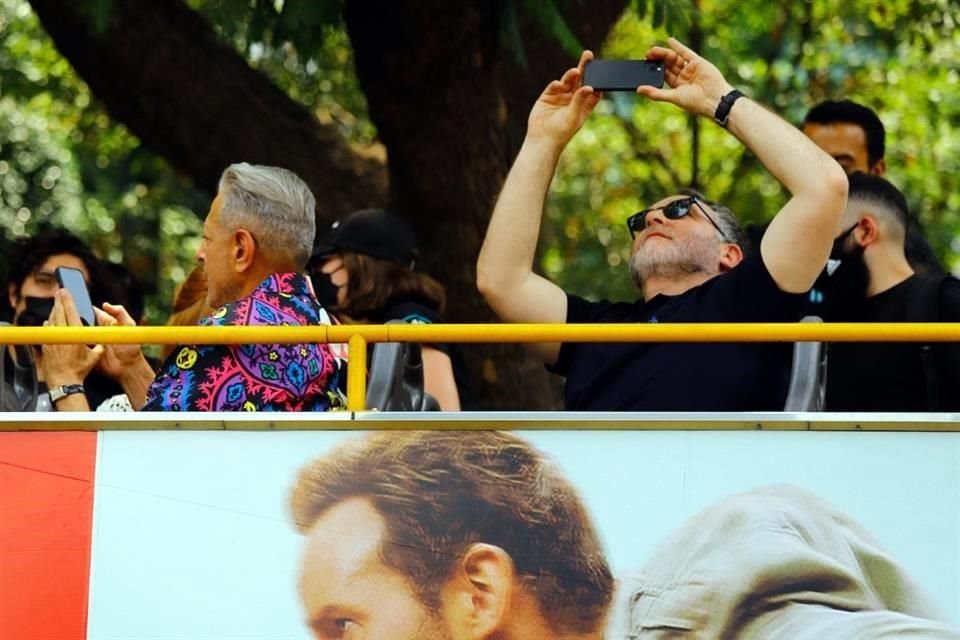 Jeff Goldblum y otros actores de 'Jurassic World: Dominio' promovieron la cinta en un turibús de la CDMX, en el Ángel de la Independencia. En foto, el director Colin Trevorrow capta el momento.