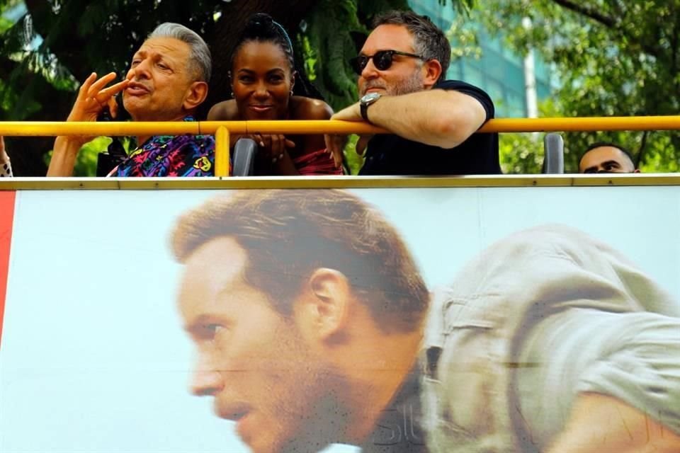 Jeff Goldblum y otros actores de 'Jurassic World: Dominio' promovieron la cinta en un turibús de la CDMX, en el Ángel de la Independencia. En foto: Jeff Goldblum, DeWanda Wise y Colin Trevorrow.