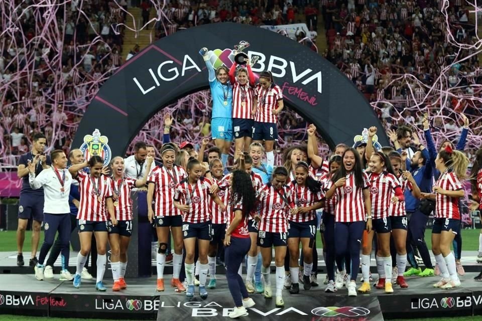 Las Rojiblancas levantaron su segundo trofeo como campeonas de la Liga Femenil.