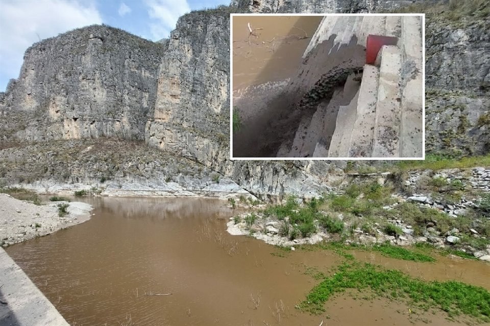 Agua aparentemente revuelta con cenizas fluyó de la Sierra de Santiago hasta la Cortina Rompepicos, en La Huasteca, donde se desfogaba por un vertedero. 