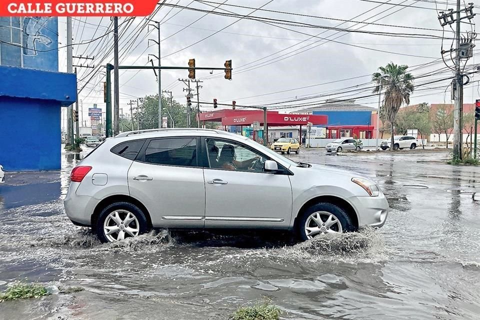 El agua se acumuló en calles del Centro, como Guerrero, lo que complicó la circulación.