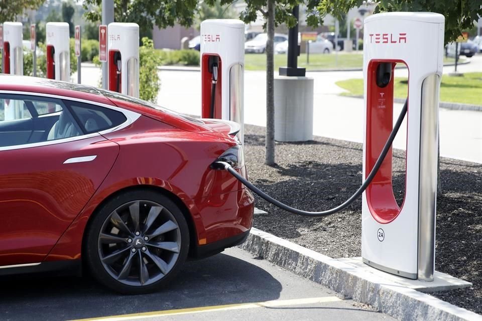 Ante el aumento en las materias primas, los fabricantes de autos eléctricos han elevado los precios de sus modelos.