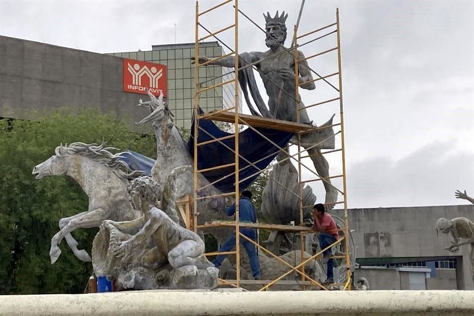 Las brigadas de limpieza trabajan en la Fuente de Neptuno.