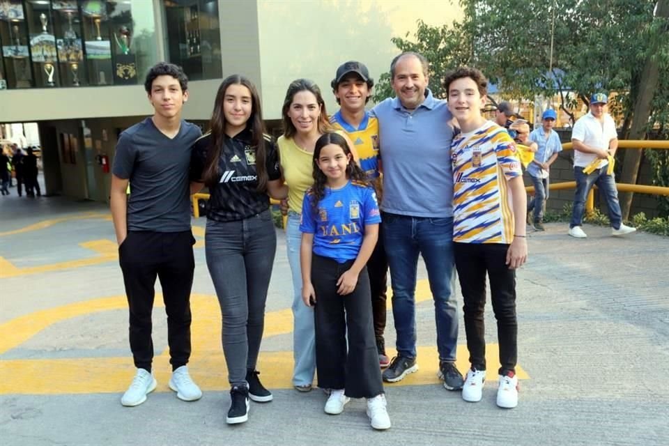 Gabriel Villarreal, Paula Lanzagorta, Andrea Ramírez, Andrea Naya, Patricio Lanzagorta, Adrián Martínez y Luis Lanzagorta