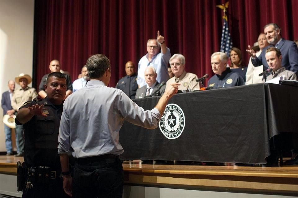 El demócrata Beto O'Rourke interrumpe la conferencia de prensa del Gobernador Greg Abbott en Uvalde, Texas.