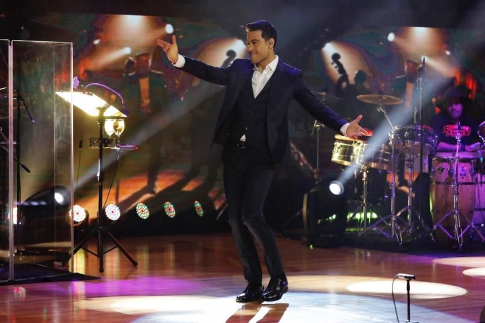 Carlos Rivera brindó una romántica velada para celebrar 10 años del foro musical El Cantoral.