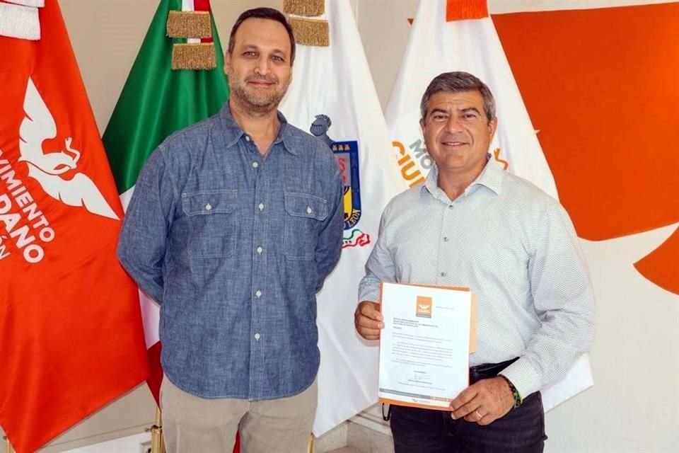 Horacio Tijerina (izq.), dirigente estatal de Movimiento Ciudadano, hizo oficial la incorporación de Baltazar Martínez al partido.