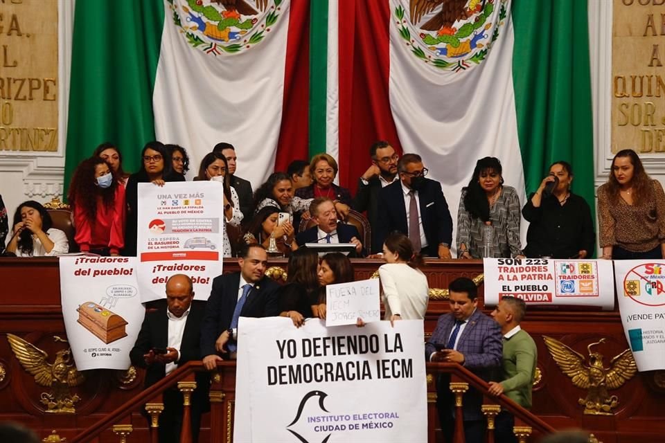 Entre gritos y consignas, diputados de todos los partidos tomaron la tribuna del Congreso local durante la discusión del dictamen que busca recortar cinco áreas técnicas al IECM.