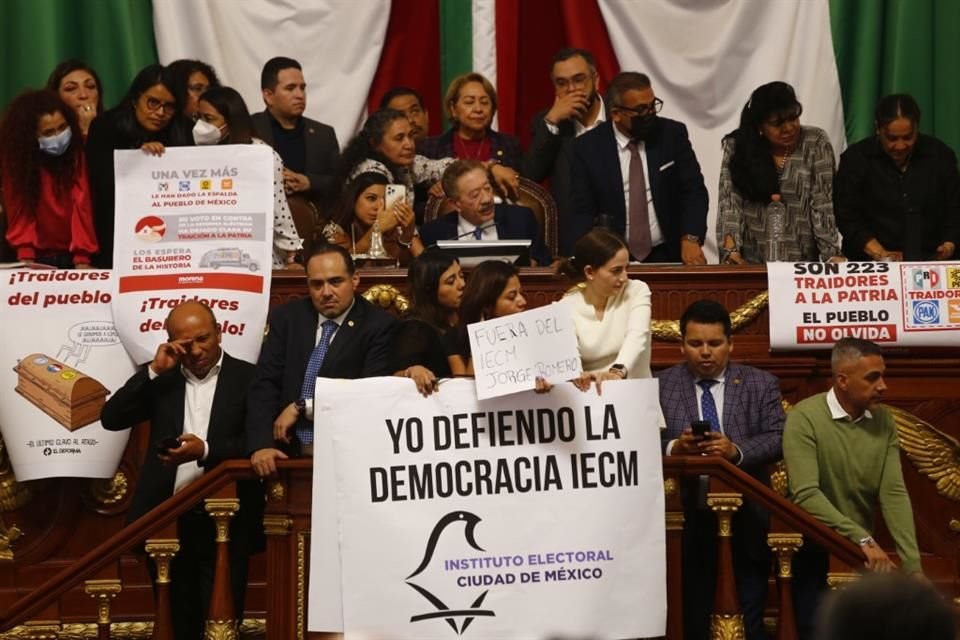 La Oposición intentó tomar la Tribuna y los morenistas flanquearon al Presidente de la Mesa Directiva.