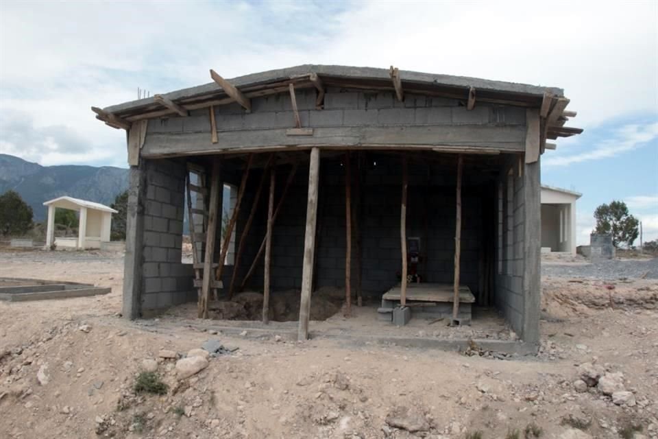 En la tumba de Debanhi Escobar es construida una capilla que todavía se encuentra inconclusa.