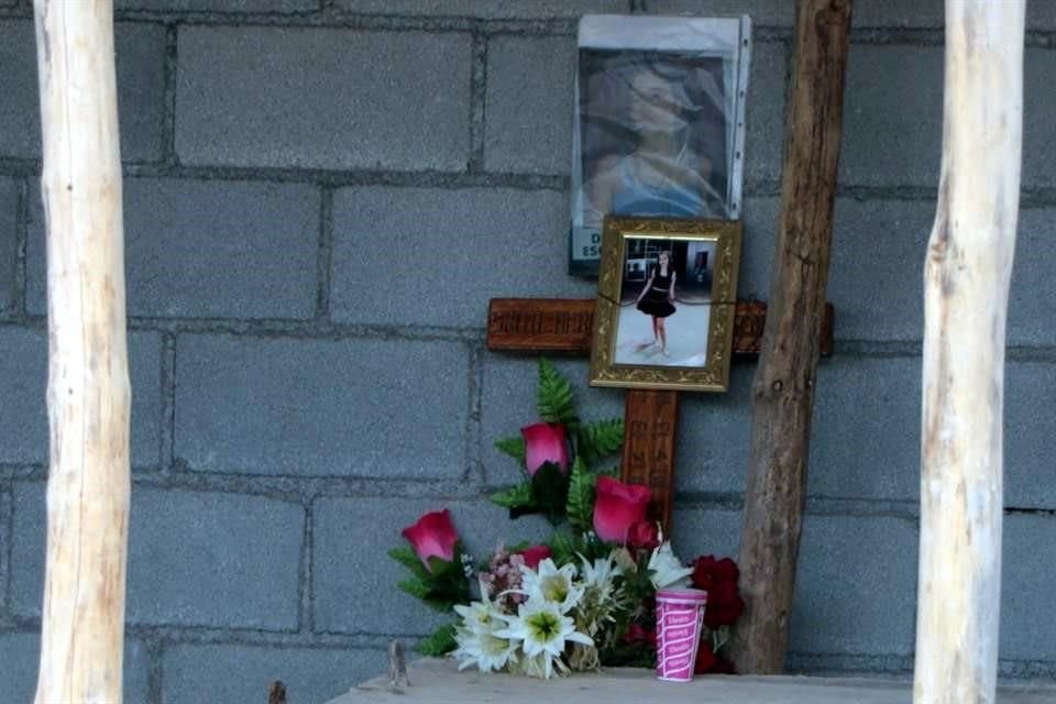 Dentro de la capilla en construcción hay dos fotos de Debanhi, cuyo cuerpo será exhumado para una nueva autopsia.