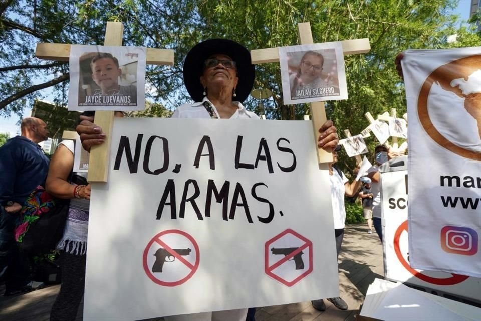 Activistas protestan afuera de la sede de la convención de la Asociación Nacional del Rifle en Houston, Texas.