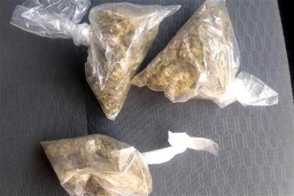 La fuente señaló que al sospechoso le hallaron tres dosis de mariguana y una de cocaína.