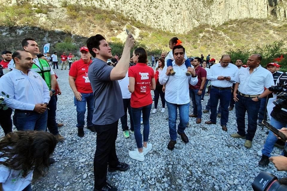 García estuvo acompañado por el Alcalde de Santa Catarina, Jesús Nava, quien esta semana renunció al PAN para afiliarse a MC, el partido del Gobernador, como otros 10 Presidentes Municipales.