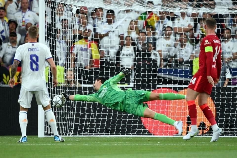 Otra de las atajadas salvadoras de Courtois para mantener en cero su arco.