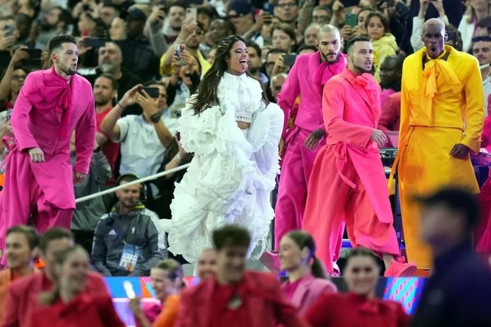 La cantante cubana Camila Cabello deslumbró al público con un espectáculo previo a la gran final de la Champions League, en París.