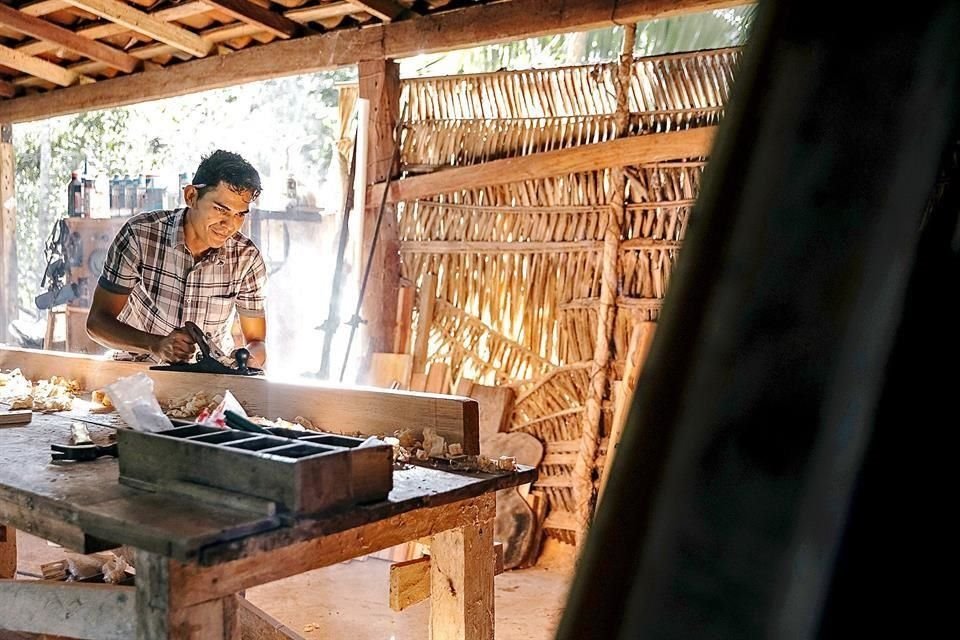 La comunidad participa en actividades de carpintería.