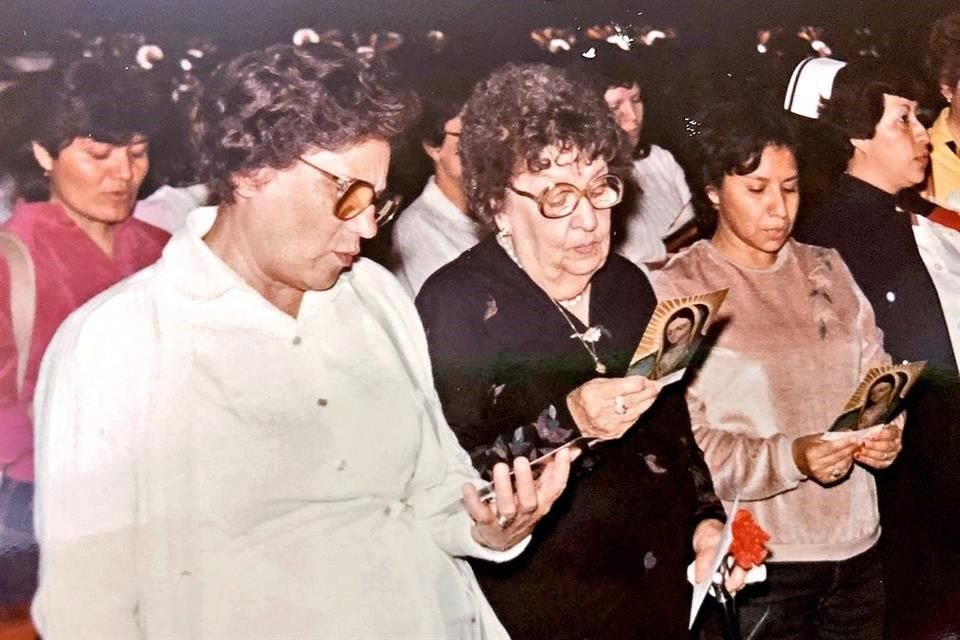 Juanita (izq.) con doña Rosario Garza Sada de Zambrano, importante benefactora y promotora cultural regiomontana.