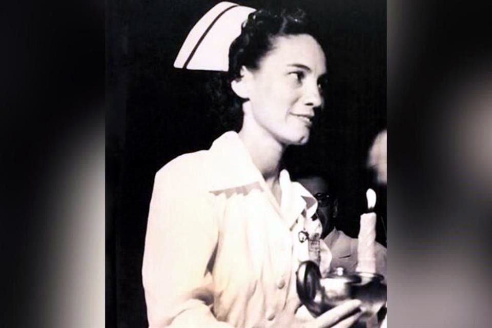 Su foto de graduación, de los 40, está en La Conchita.