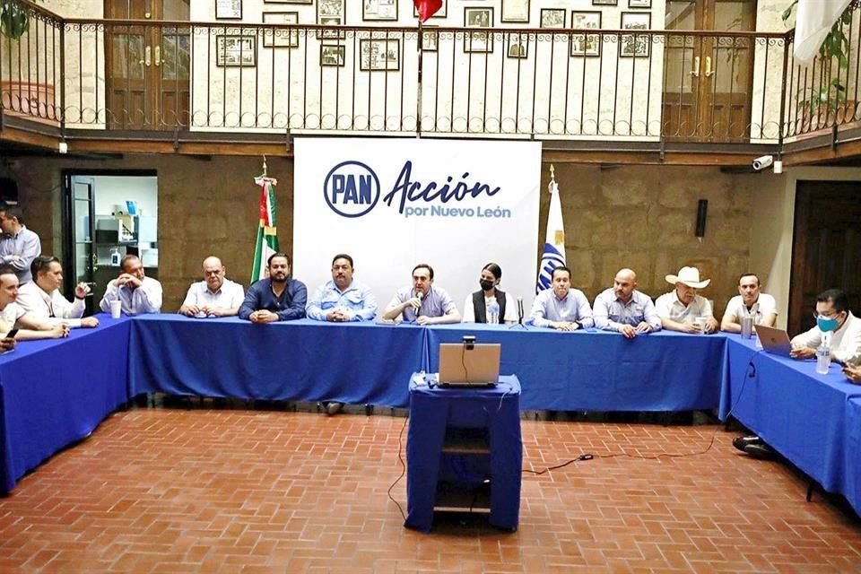 Hernán Salinas, líder estatal del PAN, se reunió ayer a puerta cerrada en la sede del partido con Alcaldes y diputados locales y federales albiazules.