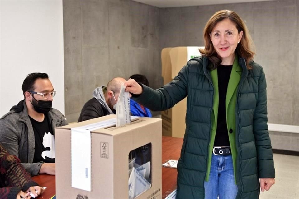 La ex rehén de las FARC Ingrid Betancourt deposita su voto en una urna de Bogotá.