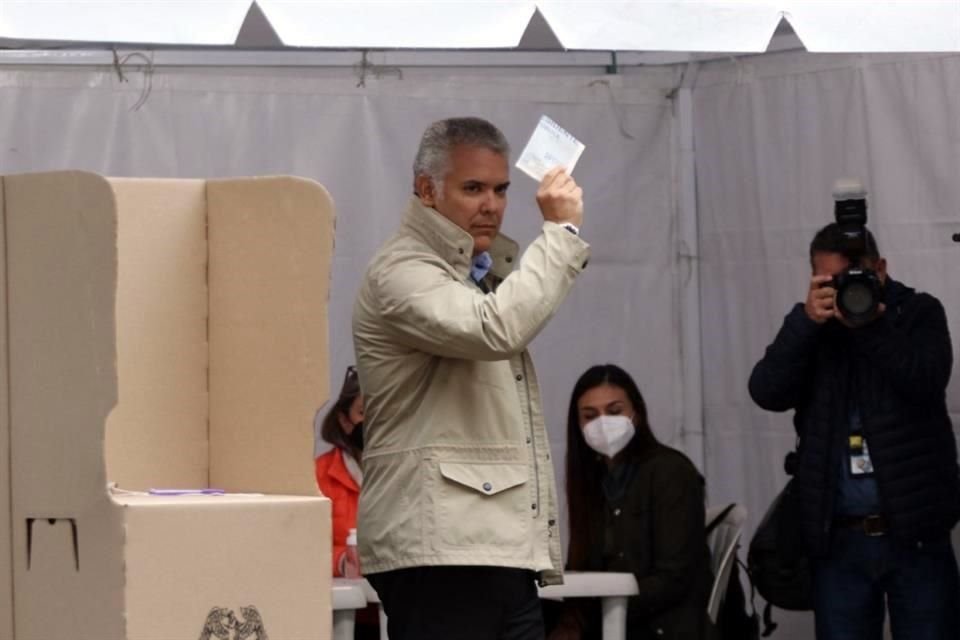 El Presidente de Colombia, Iván Duque, al votar este domingo.