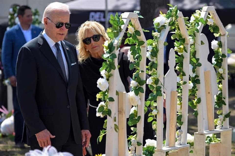 Joe Biden y Jill Biden frente al Memorial de la Escuela Primaria Robb donde murieron 21 personas.