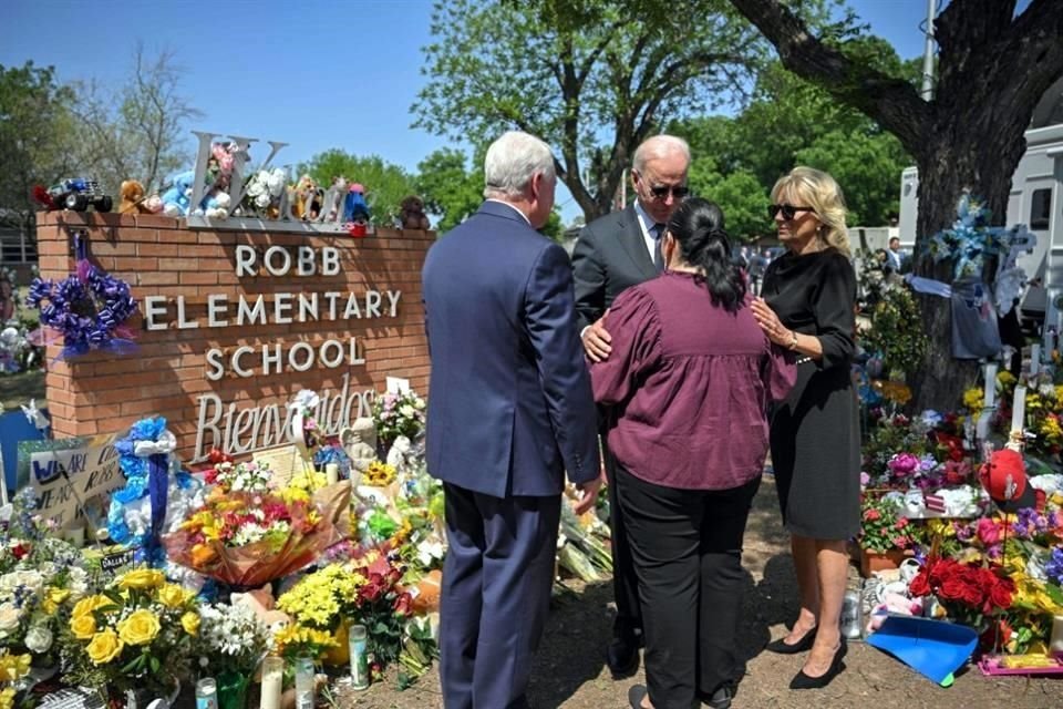 Joe Biden con Mandy Gutierrez, la directora de la Escuela Primaria Robb.