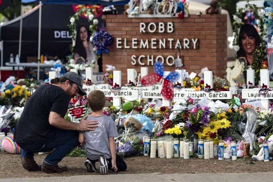 Vista del memorial colocado afuera de la Escuela Primaria Robb, donde fueron asesinados 19 niños y dos maestras.