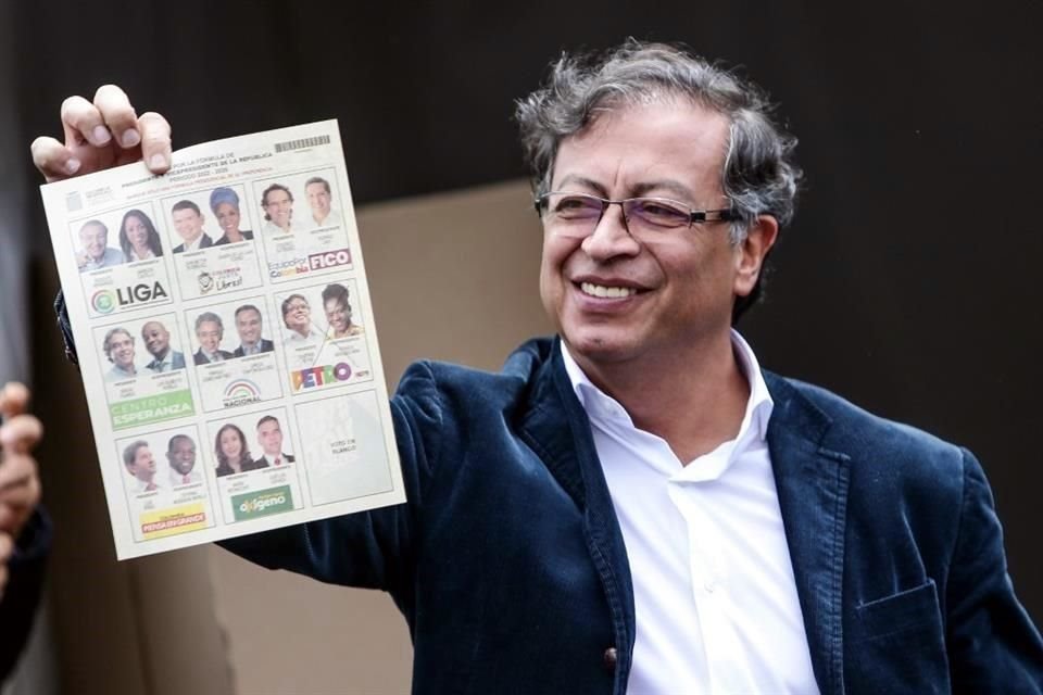 El candidato a la Presidencia de Colombia por la coalición Pacto Histórico, Gustavo Petro, muestra su papeleta electoral este domingo.