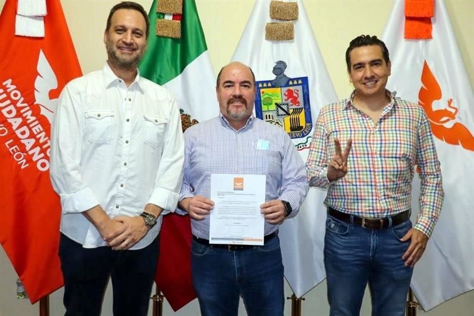 Horacio Tijerina, líder de MC (izq.) le dio la bienvenida a Alfredo Pérez Bernal (centro) al partido, junto con Eduardo Gaona, líder de la bancada naranja.