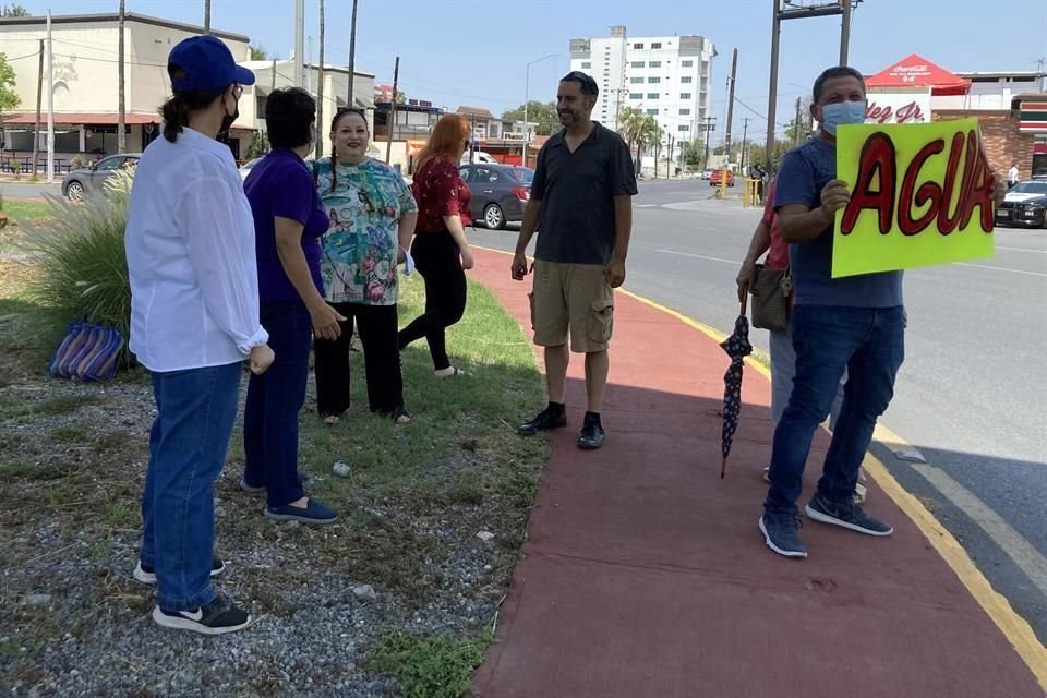 Los vecinos se reunieron en la rotonda de Simón Bolívar y Paseo de los Leones ante los cortes de agua que sufren diariamente.