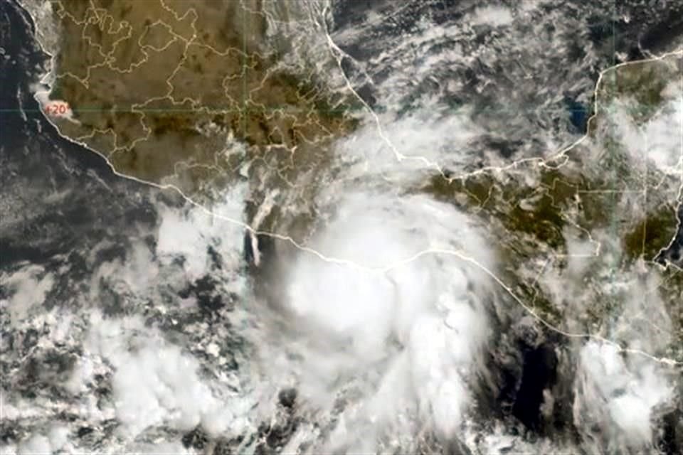 Huracán categoría 2 'Agatha' se dirige a costas de Oaxaca, donde se prevé impacte entre 14:00 y 16:00 hrs. Habrá lluvias en sur y sureste.