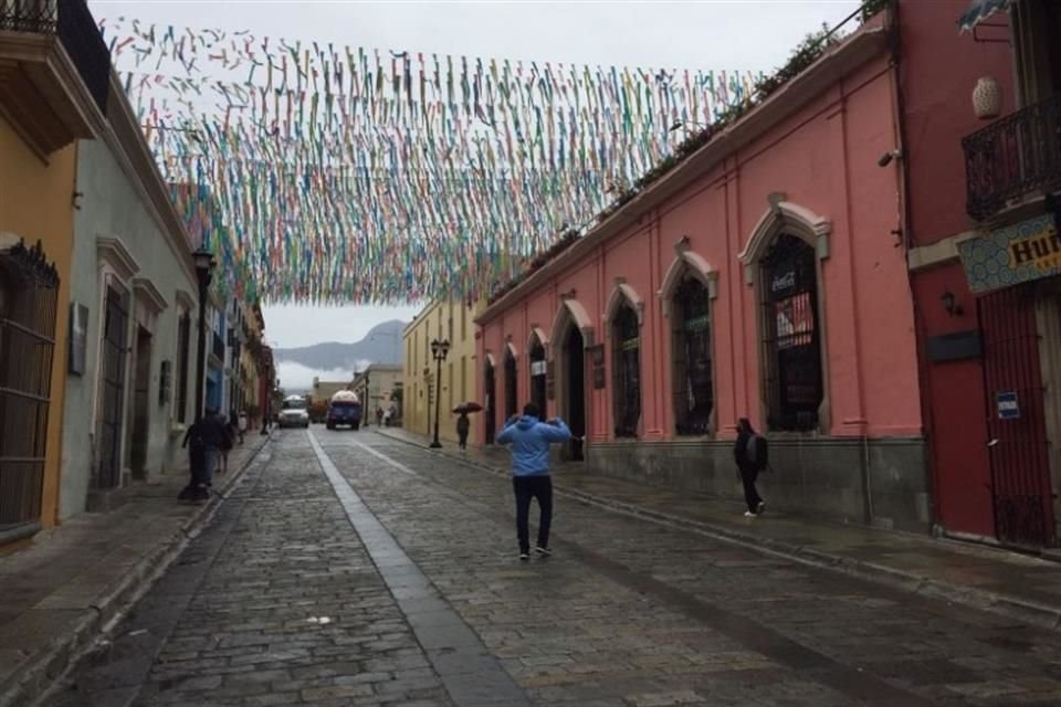 En Oaxaca, la capital, a 300 kilómetros de Zipolite, amaneció nublado y con llovizna.