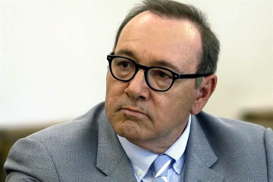 El actor Kevin Spacey se presentará de forma voluntaria en tribunales de Inglaterra, donde enfrenta cuatro cargos de agresión sexual.