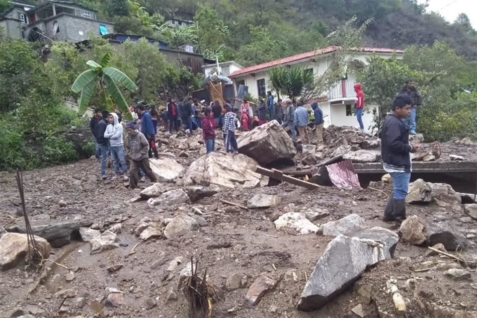 En la localidad de Santa Catarina Xanaguia, perteneciente a San Juan Ozolotepec, habría dos personas atrapadas por deslizamiento de ladera.