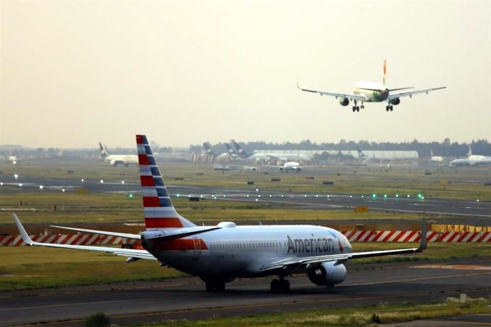 Aviones comerciales a punto de despegar del Aeropuerto Internacional de la Ciudad de México.