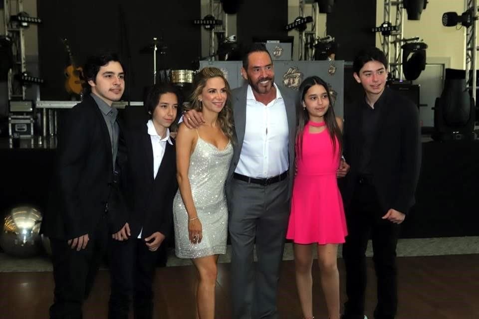 Mauricio Arc y Marcela Lozano de Arcq con sus hijos Mauricio, Patricio, Diego y Michelle Arcq Lozano