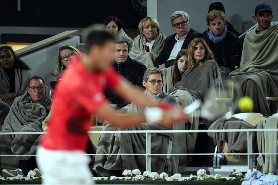 En un partido que duró más de 4 horas, la afición tuvo que arreglárselas para soportar el frío en París.